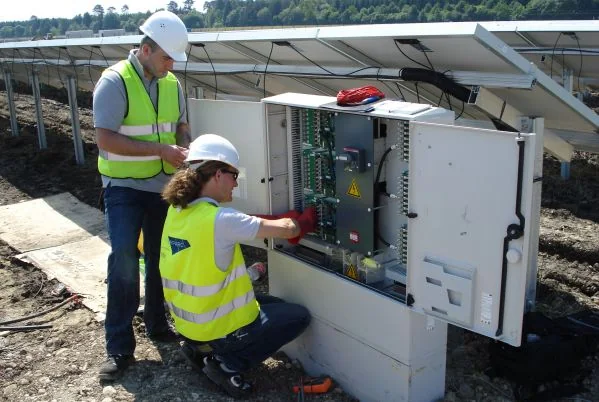 SolPEG-Mitarbeiter bei der technischen Prüfung eines PV-Generators